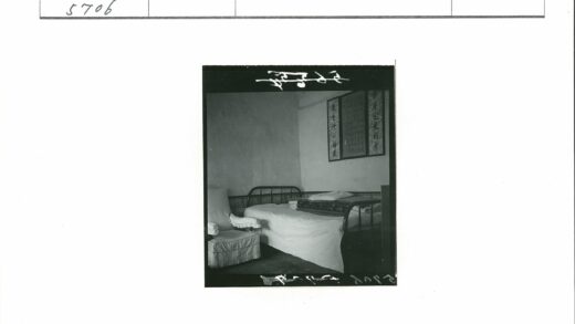 复古风格卧室装饰与书法艺术.jpg