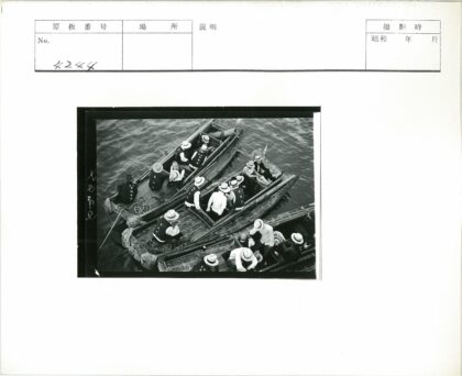 复古风格团队水上划船合影.jpg