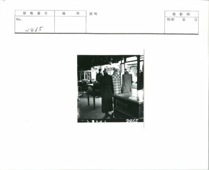 复古风模特展示格纹夹克与长外套.jpg