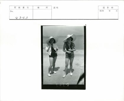 复古风泳装沙滩姐妹海边留影.jpg