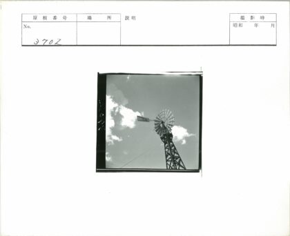 复古风车与多云天空.jpg