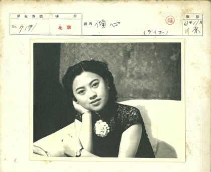 复古风黑蕾丝裙女子优雅坐姿.jpg