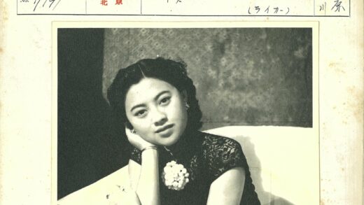 复古风黑蕾丝裙女子优雅坐姿.jpg