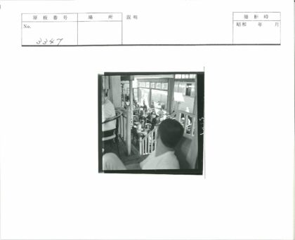 复古餐馆人潮用餐俯瞰.jpg