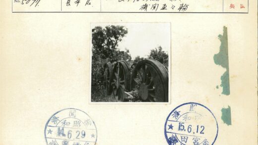 复古马车车轮草地景观.jpg