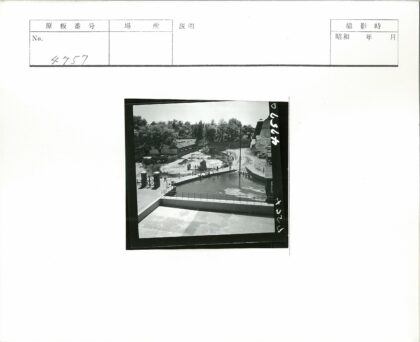 夏日泳池人群与建筑景观.jpg