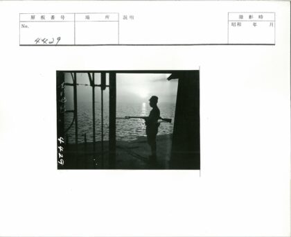 夕阳下的持枪守卫.jpg