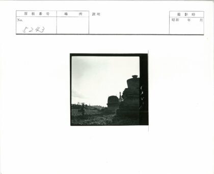 多云天空下古代巨石遗迹.jpg