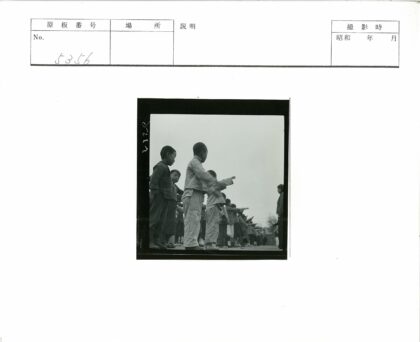 多云天空下孩子们伸臂户外活动.jpg