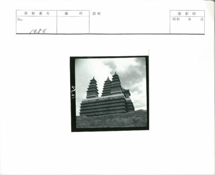 多云天空下的华丽多层建筑.jpg