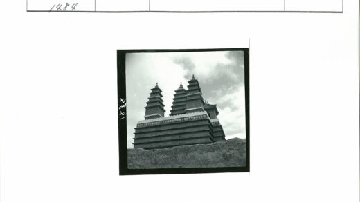 多云天空下的华丽多层建筑.jpg
