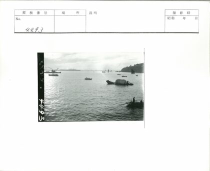 多云天空下的海岸船只航行.jpg