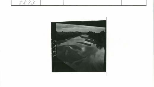 多云天空下的蜿蜒河流.jpg