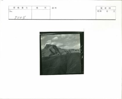 多云天空下的贫瘠山脉.jpg