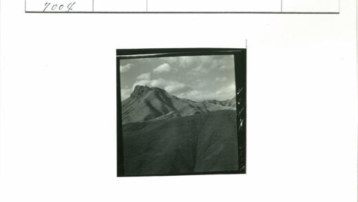 多云天空下的贫瘠山脉.jpg