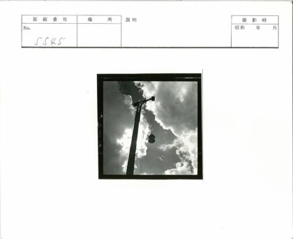 多云天空下的路灯杆.jpg
