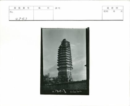 多云天空下的风化古塔.jpg
