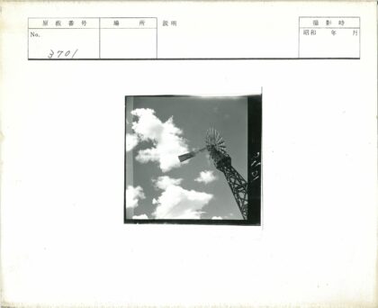多云天空下的风车.jpg