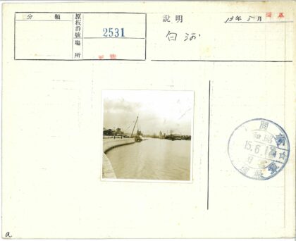 多云河岸船只与建筑景观.jpg