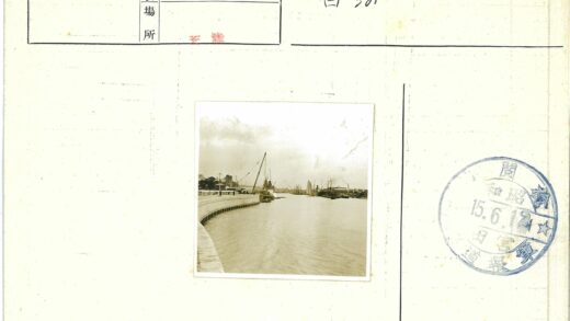多云河岸船只与建筑景观.jpg