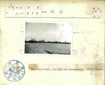 多云港口停泊船只与卵石海岸.jpg