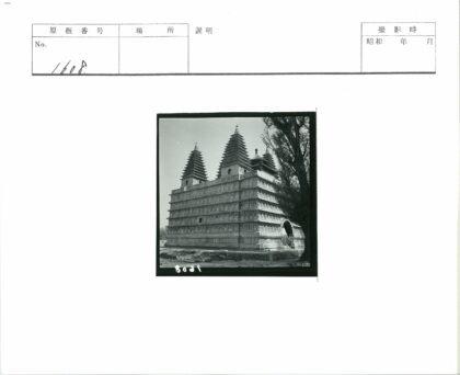 多层塔楼华丽建筑与大树景观.jpg