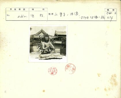 多臂雕像与传统建筑景观.jpg