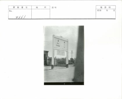 多语言标志街景与砖建筑.jpg