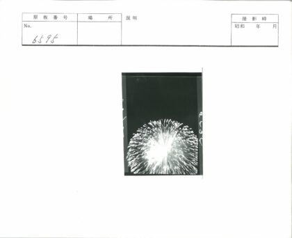 夜空中的绚丽烟花.jpg