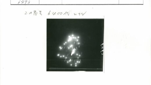 夜空明亮烟花光迹照片.jpg