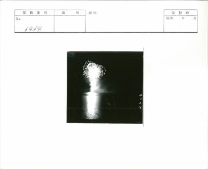 夜空烟花与水面倒影.jpg