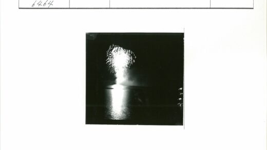 夜空烟花与水面倒影.jpg