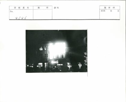 夜间街景灯光建筑与汽车.jpg