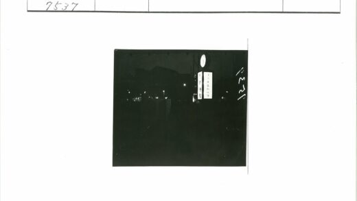 夜间钟楼日文标志街景.jpg
