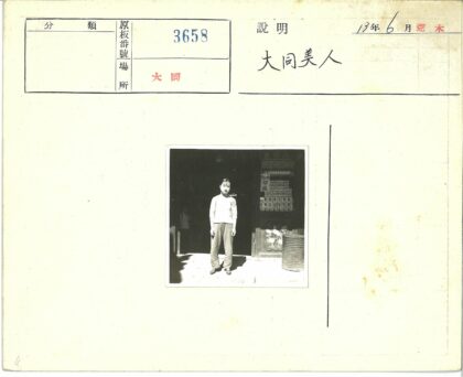 大楼入口前的箱子与桶.jpg