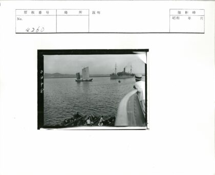 大船与小帆船航行多云海岸.jpg