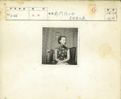 女士印花裙坐椅图案墙前.jpg