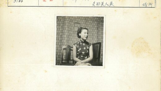 女士印花裙坐椅图案墙前.jpg
