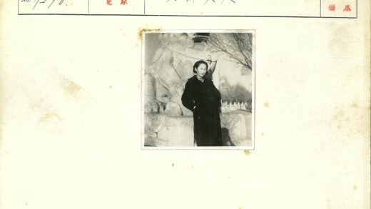 女子与石雕户外风景.jpg