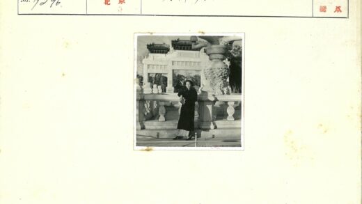 女子深色大衣石栏杆雕刻骨灰盒风景.jpg