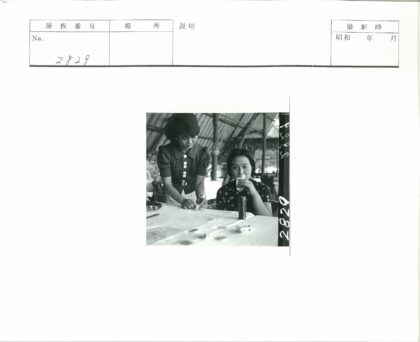 女子纽扣裙笔记与饮酒场景.jpg