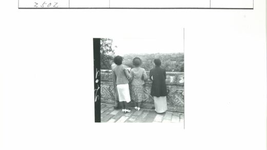 女性观景台赏景.jpg