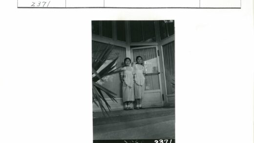 女警驻守大楼入口.jpg