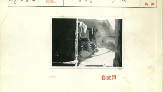 妇女与三孩梳头生活场景.jpg