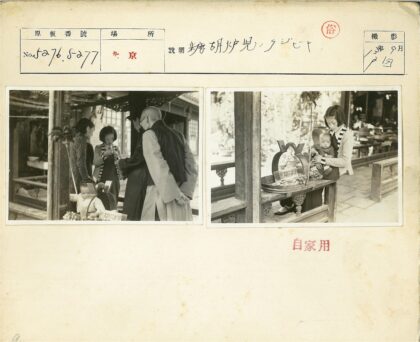 妇女与婴儿在市场水果摊旁.jpg