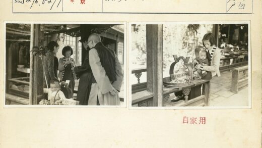 妇女与婴儿在市场水果摊旁.jpg