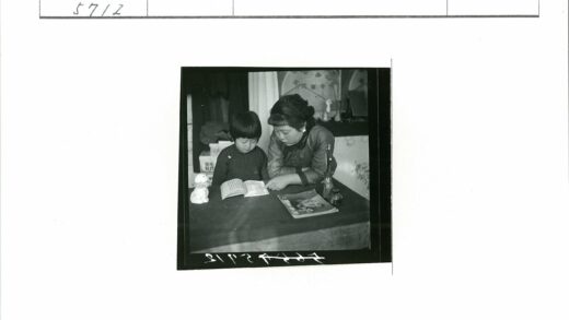 妇女与孩子共读时光.jpg