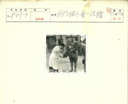 妇女为士兵装物资.jpg