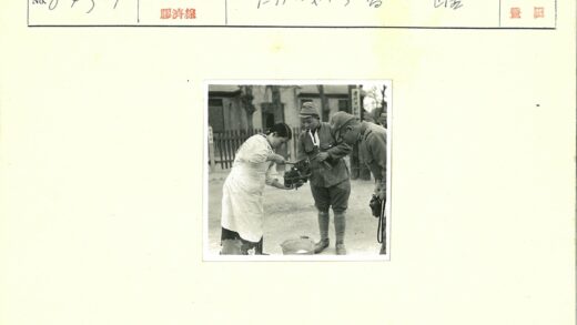妇女为士兵装物资.jpg