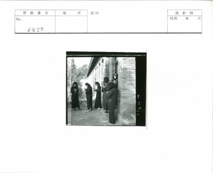 妇女在拱门建筑外编织.jpg
